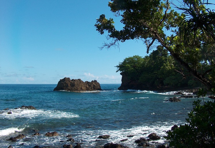 De kustlijn van Ambon-stad