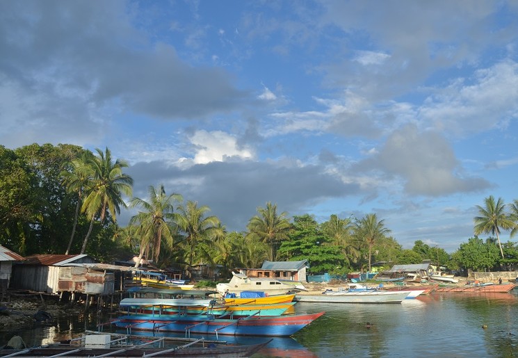Indonesie-Molukken-haven-bootjes-kleuren(13)