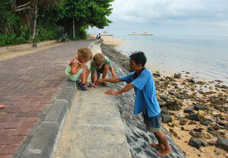 Schelpjes zoeken lang shet strand bij Sanur, Bali