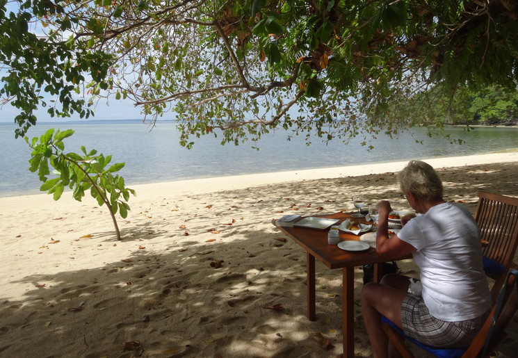 Even rustig ontbijten met de voeten in het zand op Siladen, Sulawesi, Indonesië