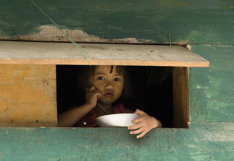 Indonesie-Sulawesi-kindje bij doorkijk luikje_1 Indonesie-Sulawesi-kindje bij doorkijk luikje_1