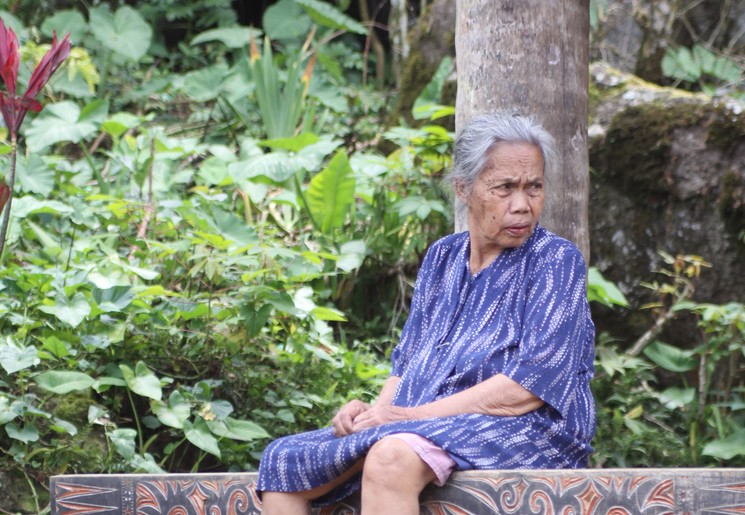 Indonesie-Sulawesi-vrouw-paarsejurk