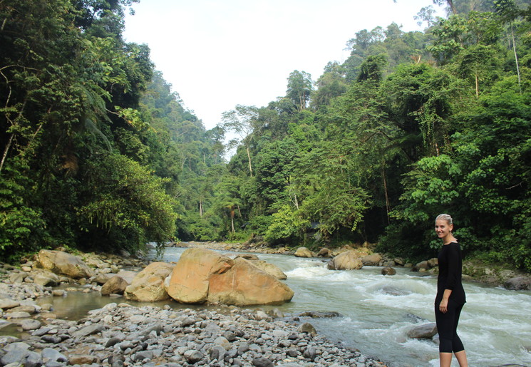 Wandelen langs de rivier in Bukit Lawang