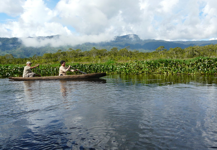 Varen over de Sangir-rivier in het Kerinci Seblat National Park op Sumatra, Indonesië