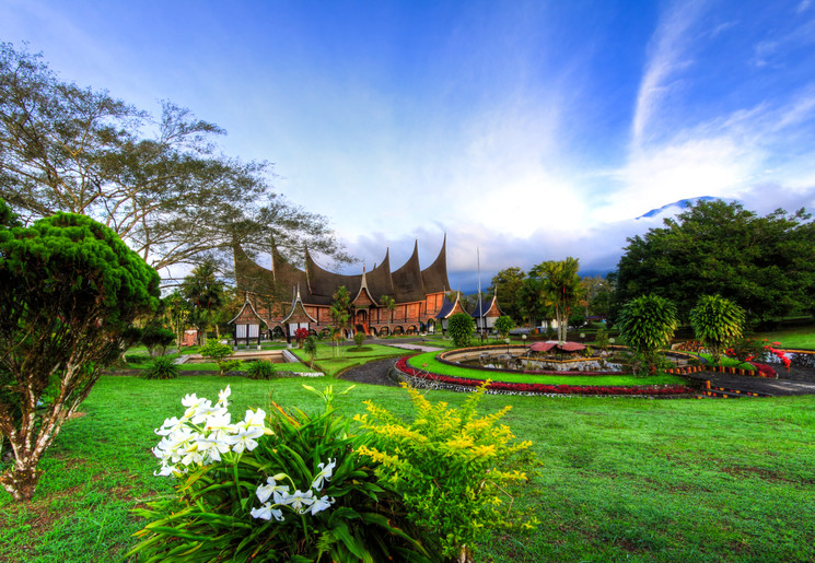 Indrukwekkende huizen van de Minangkabau-bevolking bij Bukittinggi