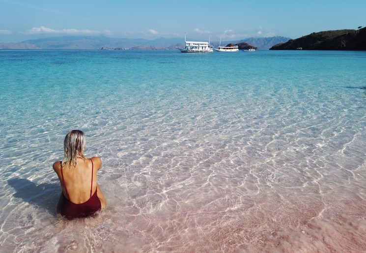 Strand bij Komodo, Indonesië