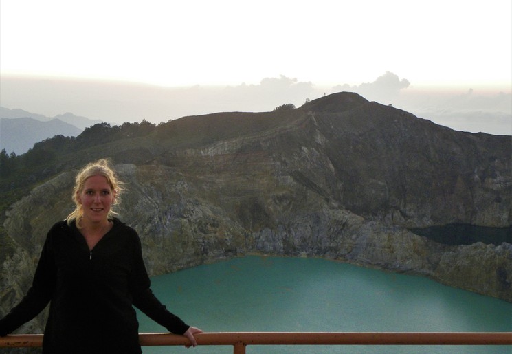 Collega Renée bij de Kelimutu vulkaan