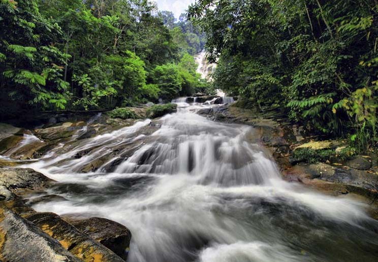 Prachtige waterval in Belum Rainforest