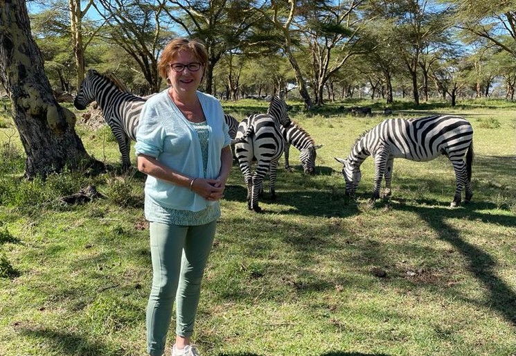 Ingrid met op de achtergrond zebra's