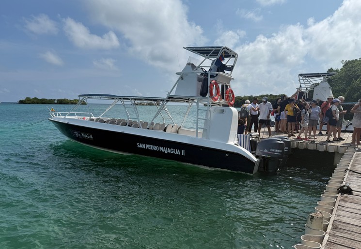 Per boot vaar je in 45 minuten naar de Islas del Rosario, Colombia