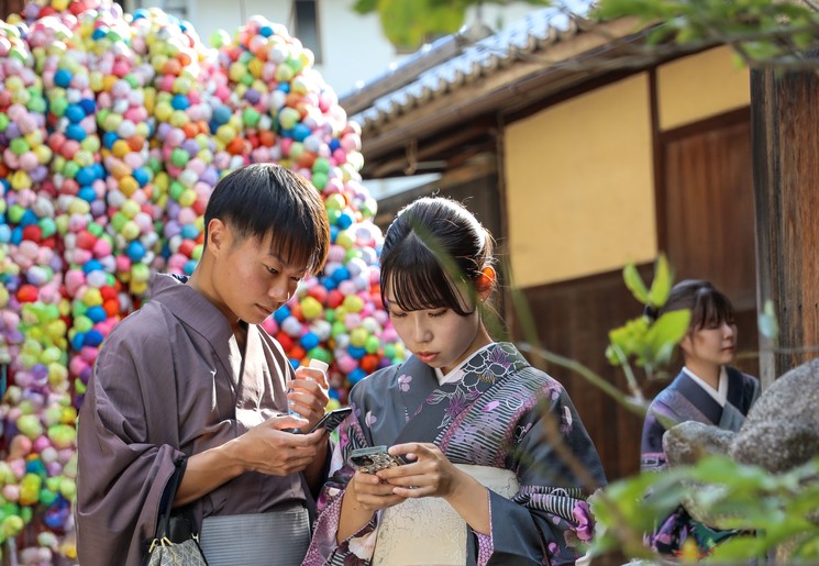 Japanse dames op een rij voor de foto in Japan