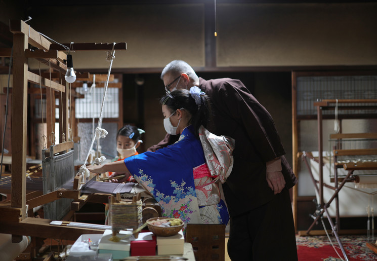 Zijde weven op traditionele wijze in Amanohashidate, Japan