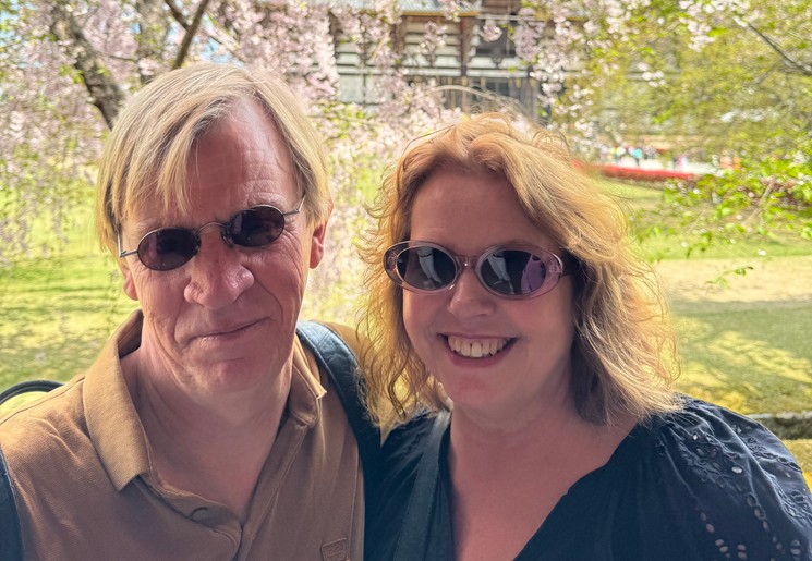 Reizigers in Japan bij de bloesem