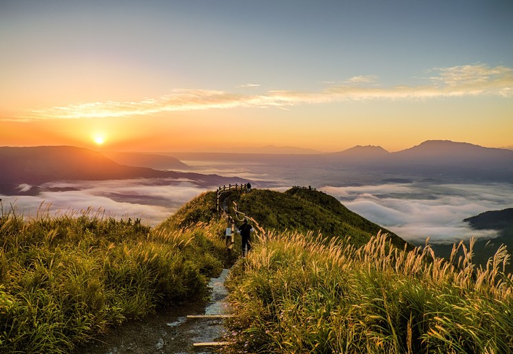 Zonsondergang en ongerepte natuur op landelijk Kyushu