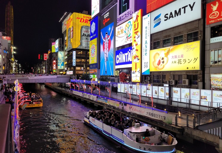 Kleurrijke verlichting in de avond in Osaka, Japan