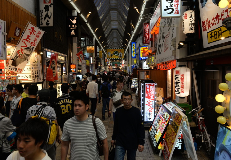 Gezelligheid in de avonduren op de foodmarket