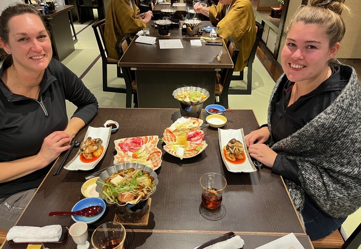 Evelyn en Wendy genieten van Japans eten