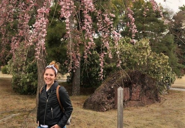Deborah bij de kersenbloesem in Kyoto