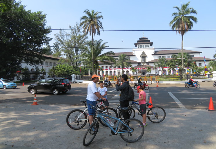 Fietsen door Bandung, Java, Indonesië