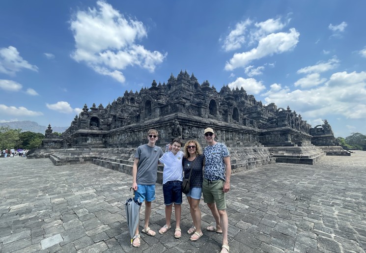 Met het gezin bij de Borobudur op Java, Indonesie