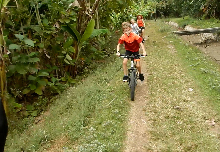 Fietsen bij Jogyakarta, Java, Indonesië