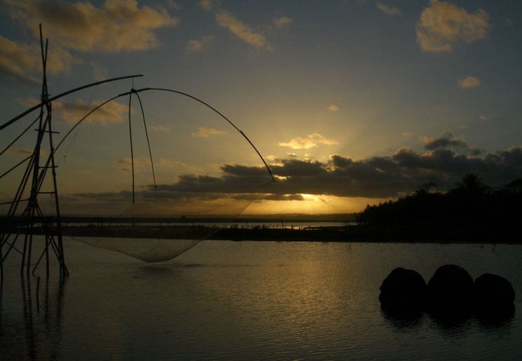 Mooie zonsondergangen aan zee bij Pangandaran