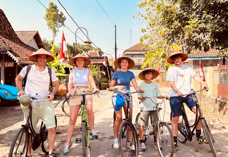 Met z'n allen op de fiets bij Jogyakarta, Java, Indonesië