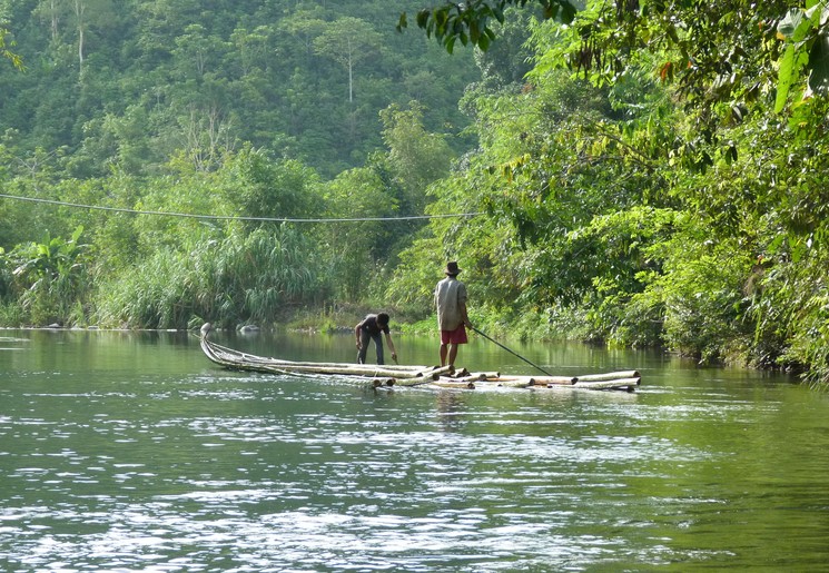 Kalimantan-Loksado-op een vlot over de rivier