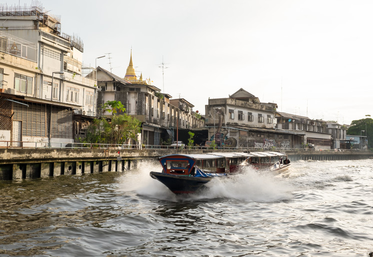 Per boot door de stad Bangkok, Thailand Per boot door de stad Bangkok, Thailand