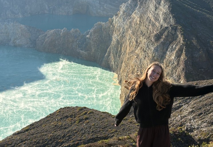 Nica bij Kelimutu op Flores, Indonesië