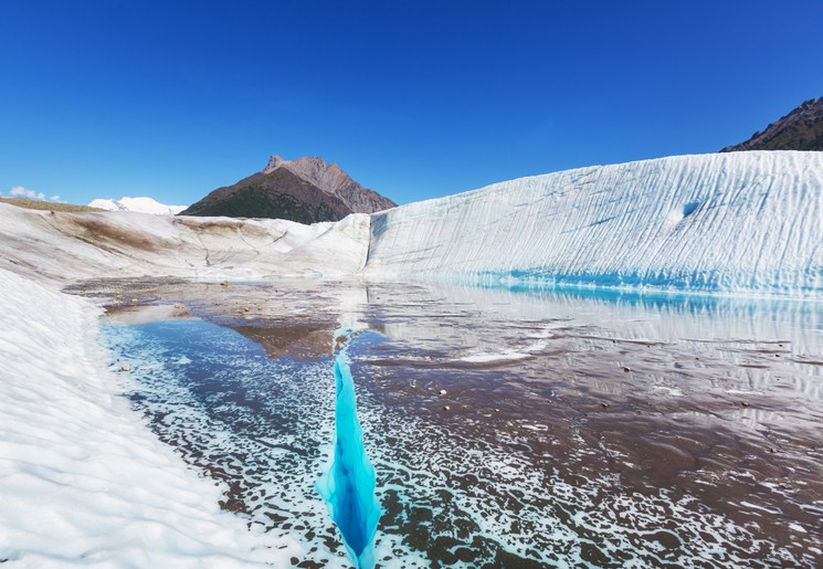 Felblauwe kleuren in de gletsjers van Kennicott, Alaska