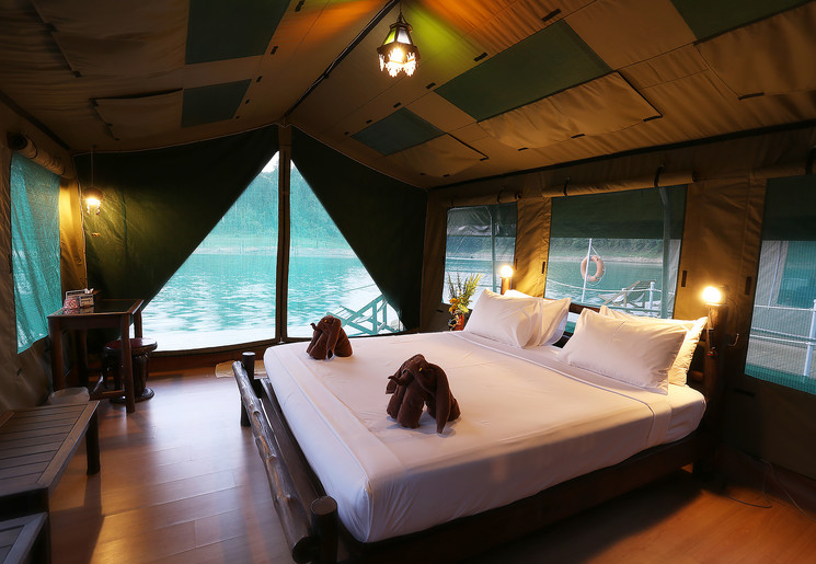 Slapen in een rafthouse op het meer in Khao Sok National Park, Thailand
