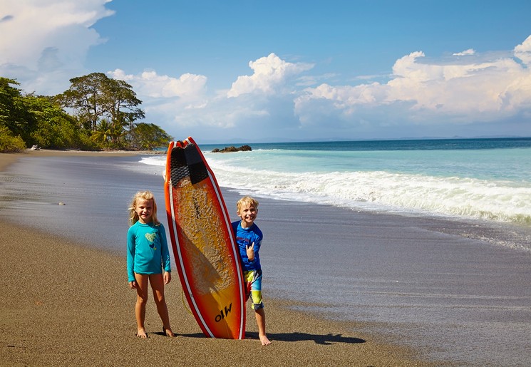 Kinderen surfboarden Costa Rica.