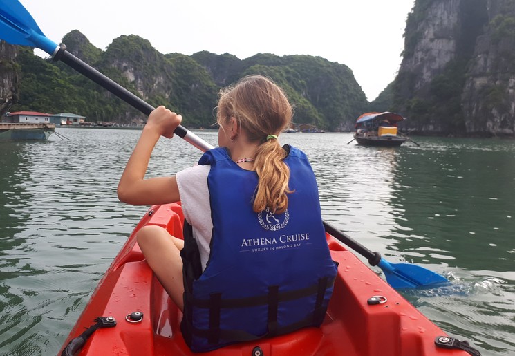 Kind varen bij Halong Bay