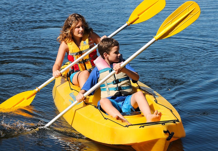 Kayakken aan het strand van Kinarut, Maleisie