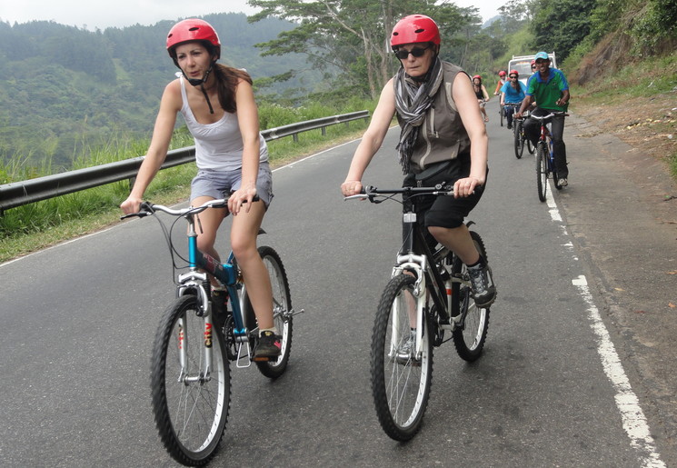 Fietsen door de omgeving van Kitulgala, Sri Lanka