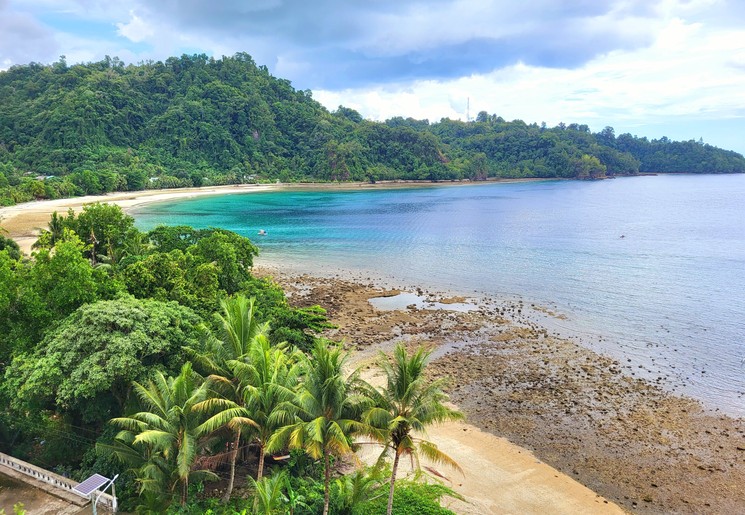 Uitzicht over het strand in Aboru, de Molukken Indonesië