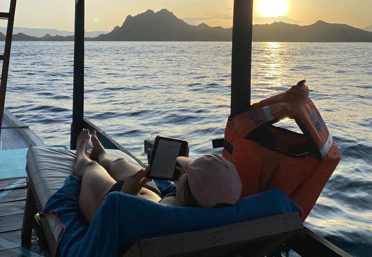 Tijdens het varen door Komodo National Park heb je heerlijk de tijd om te ontspannen