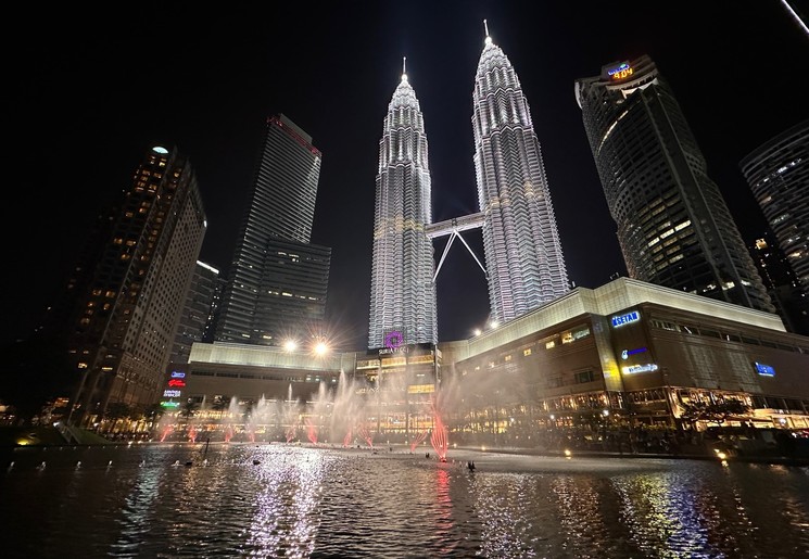 De Petronas Towers by night, Kuala Lumpur Maleisië