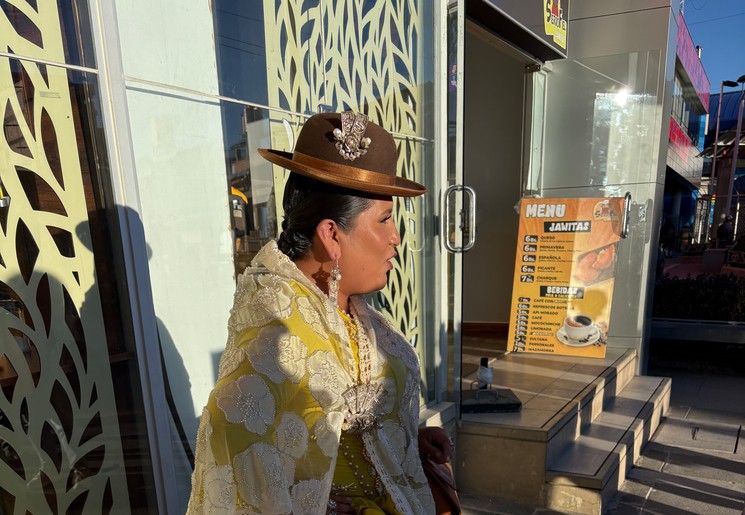Een kleurrijke cholita in La Paz