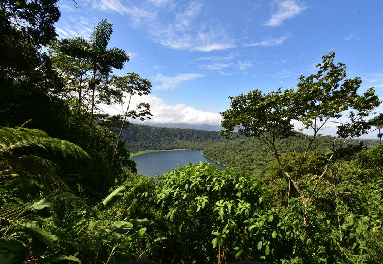 Uitzicht op de lagune Hule in Costa Rica