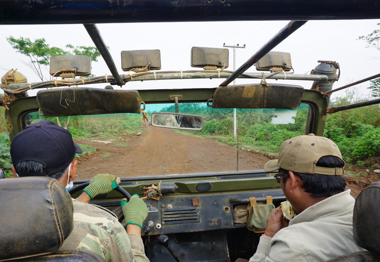 U hobbelt in een oude jeep die wordt bestuurd door een ervaren rijder