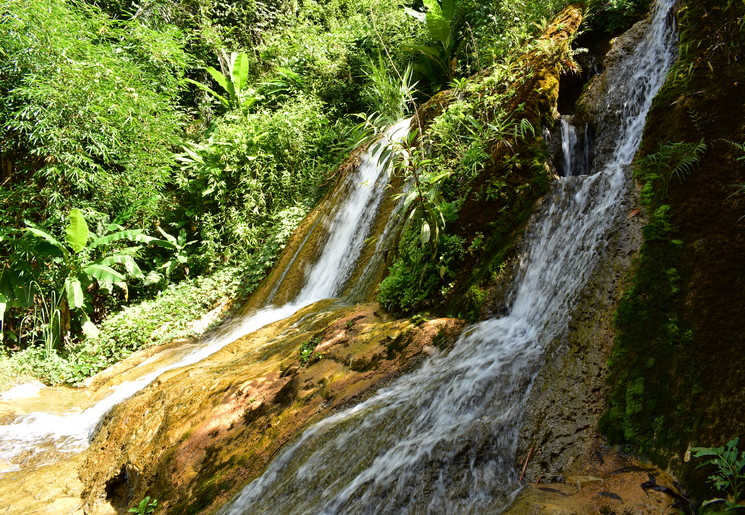 De eerste watervallen tijdens de trekking, Nong Khiow - Laos