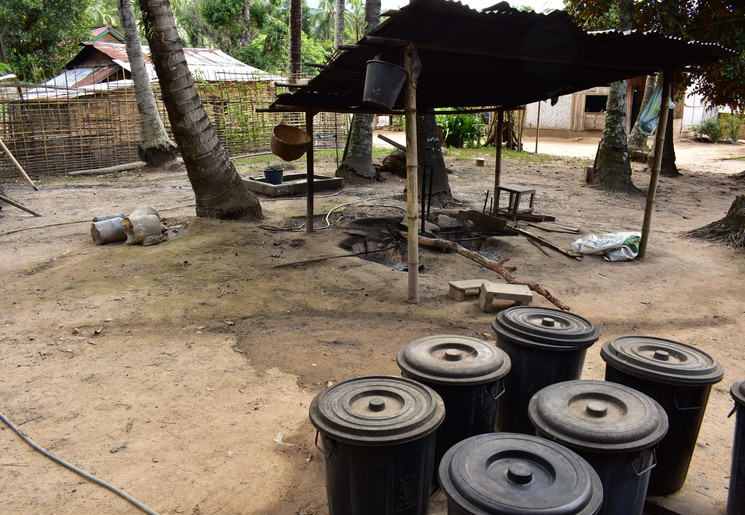 De lokale Lao Whiskey distilleerderij in Ban Don Khoun, Nong Khiow - Laos
