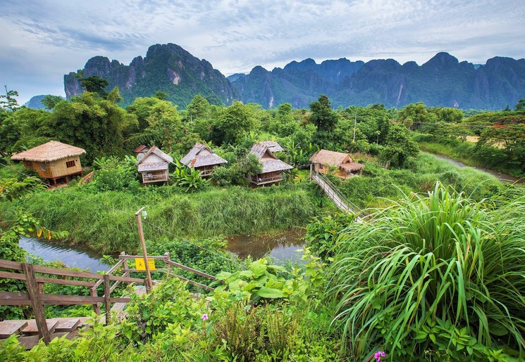 Een dorp in de bergen van Vang Vieng Een dorp in de bergen van Vang Vieng
