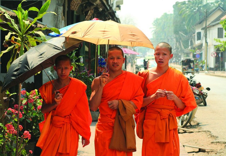Monniken op pad in Vientiane, Laos