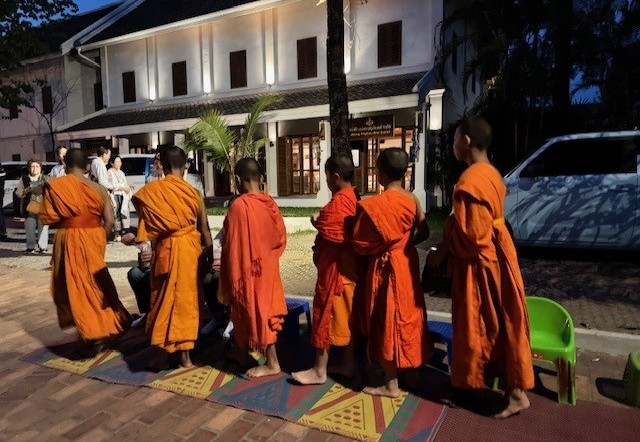 Aalmoesceremonie in Luang Prabang, Laos Aalmoesceremonie in Luang Prabang, Laos