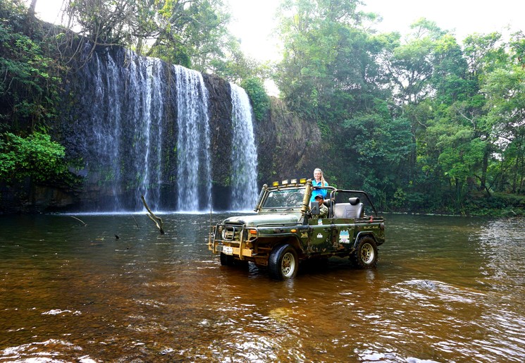 Tijdens de jeeptour scheur je door het water naar de diverse watervallen die je tegenkomt toe.