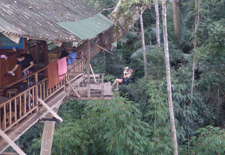 We ziplinen zo de boomhut in, Laos