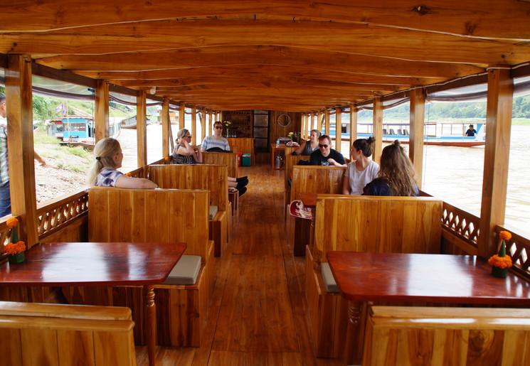 U zit op een prachtige boot tijdens de cruise.